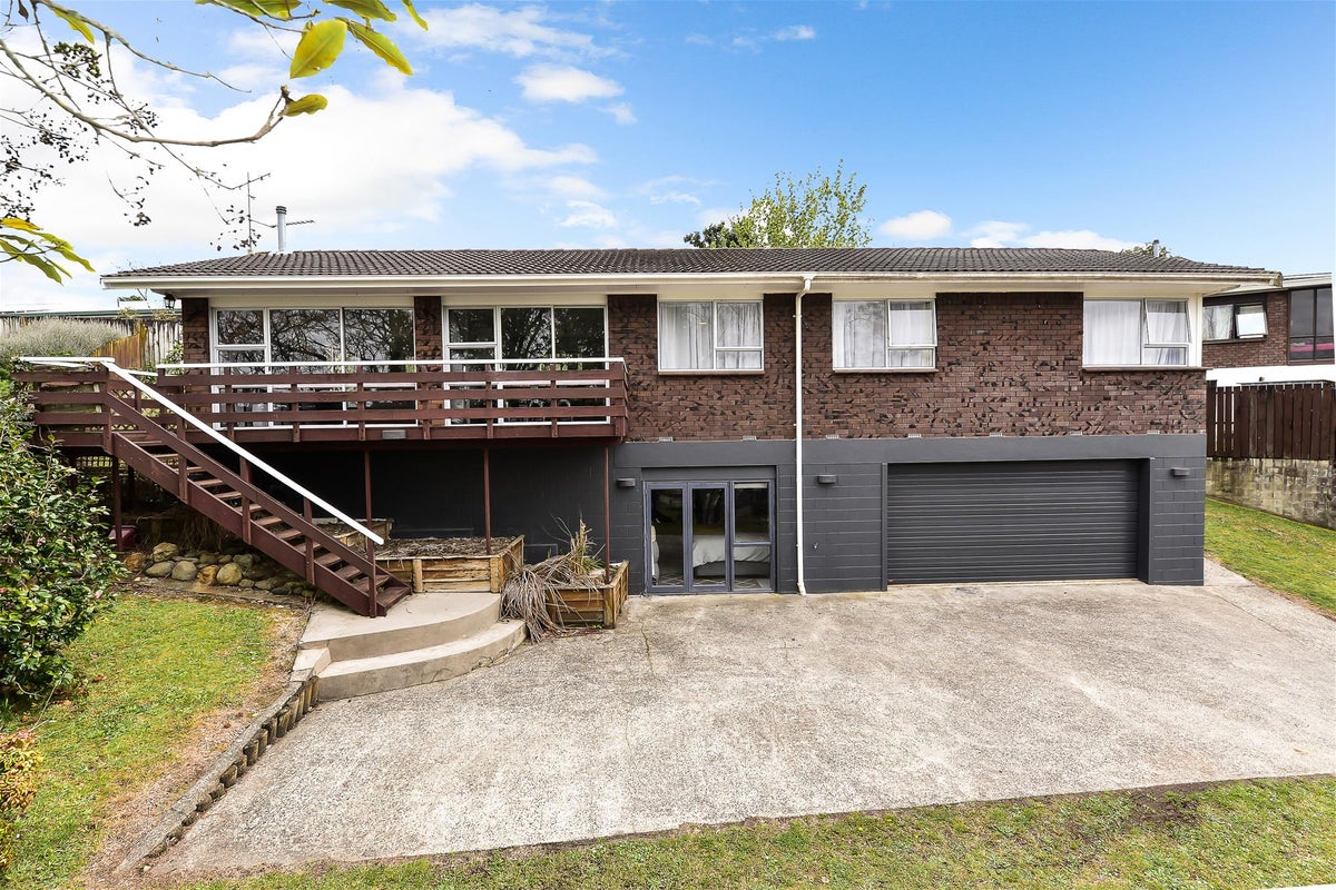 8 Exeter Street, Glenview, Hamilton - Carousel 1