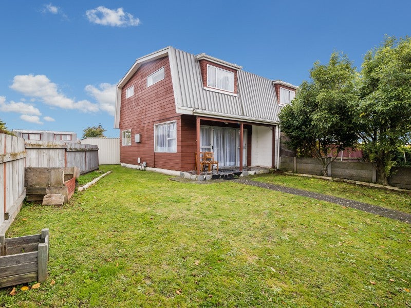 8I MONTGOMERY CRES, MAORIBANK, UPPER HUTT - Carousel 2
