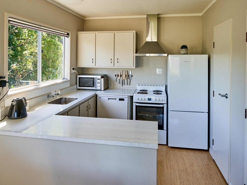 16A PENRYN DRIVE, CAMBORNE, PORIRUA - Carousel 2
