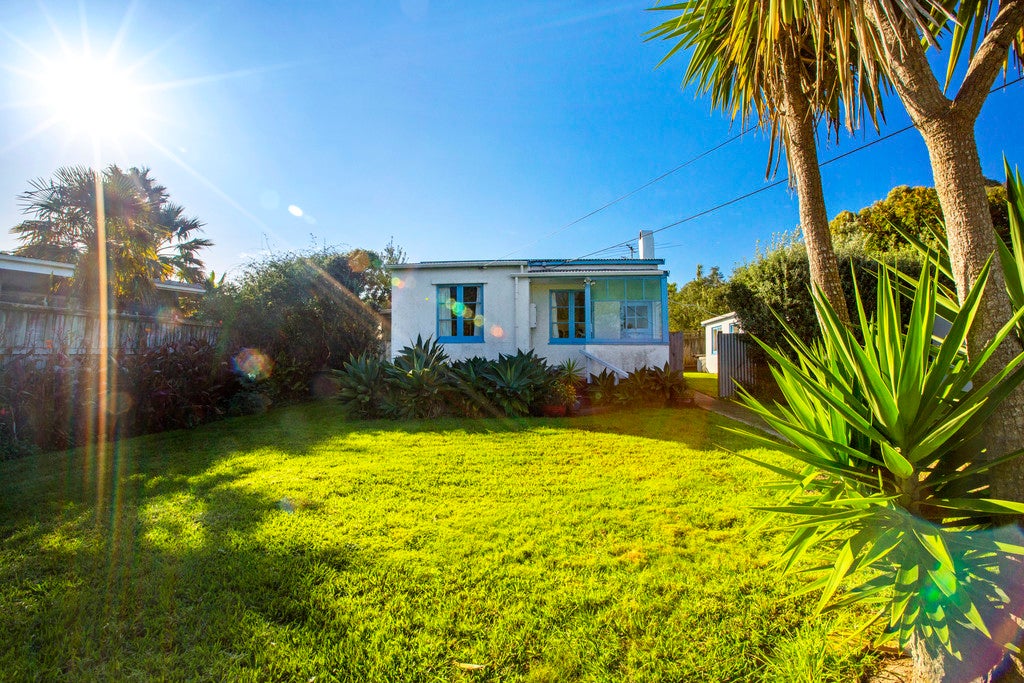 12 Manuka Road, Oneroa, Waiheke Island - Carousel 1