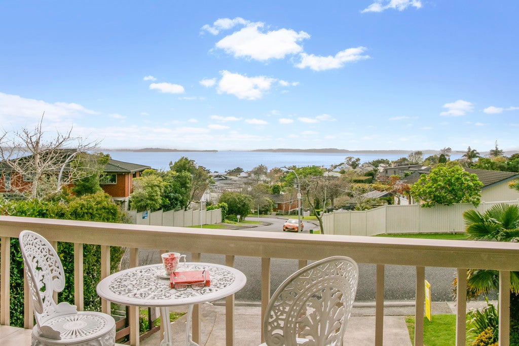 8 Paisley Street, Mellons Bay, Auckland - Carousel 2