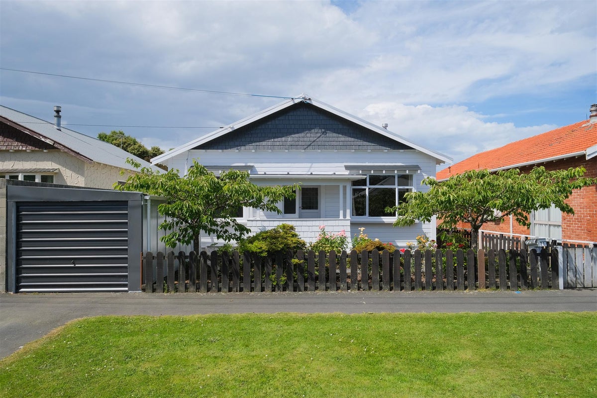 21 West Avenue, Saint Clair, Dunedin - Carousel 1