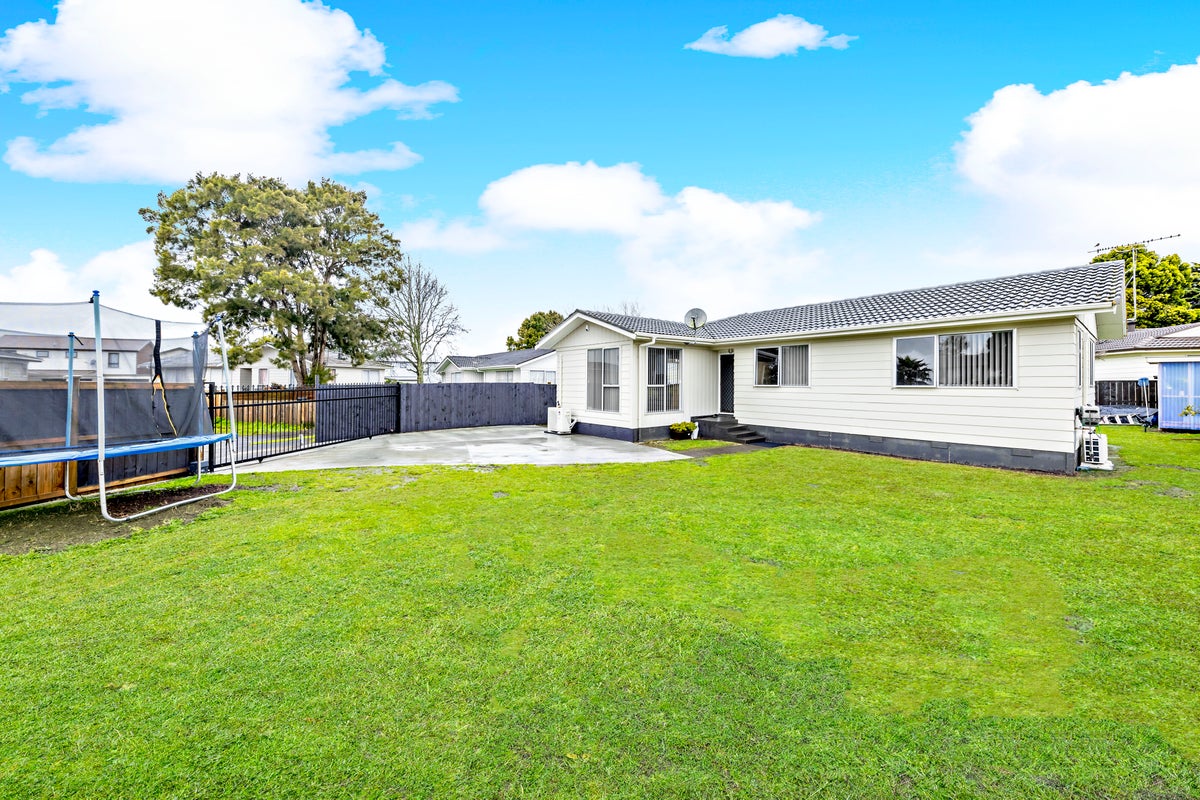 11 Hinton Place, Weymouth, Auckland - Carousel 1