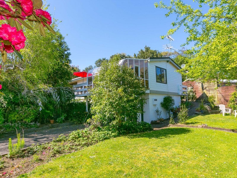 4 Lindaver Grove, Merrilands, New Plymouth - Carousel 1