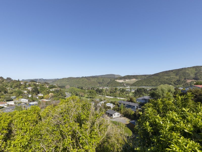 30 Castle Crescent, Stokes Valley, Lower Hutt - Carousel 2