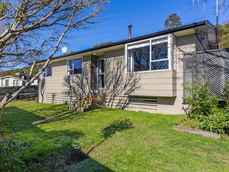 10 Garnet Grove, Birchville, Upper Hutt - Carousel 1