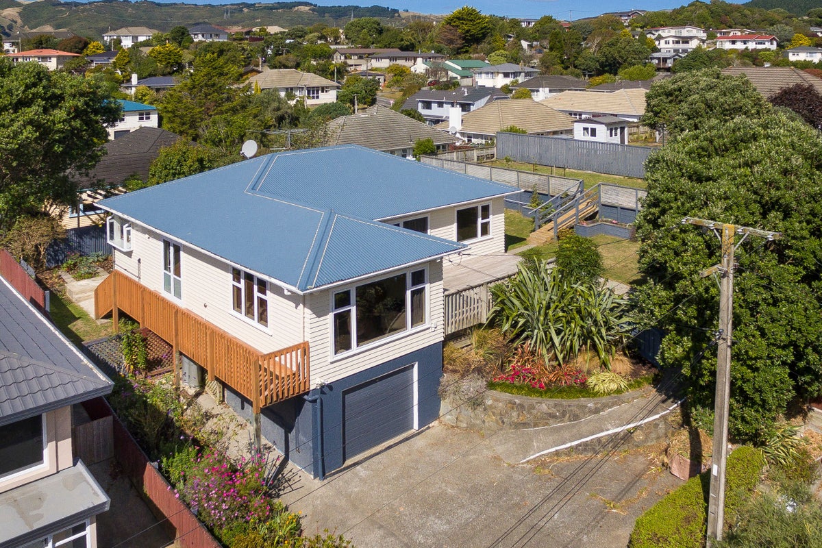 63A The Drive, Tawa, Wellington - Carousel 1