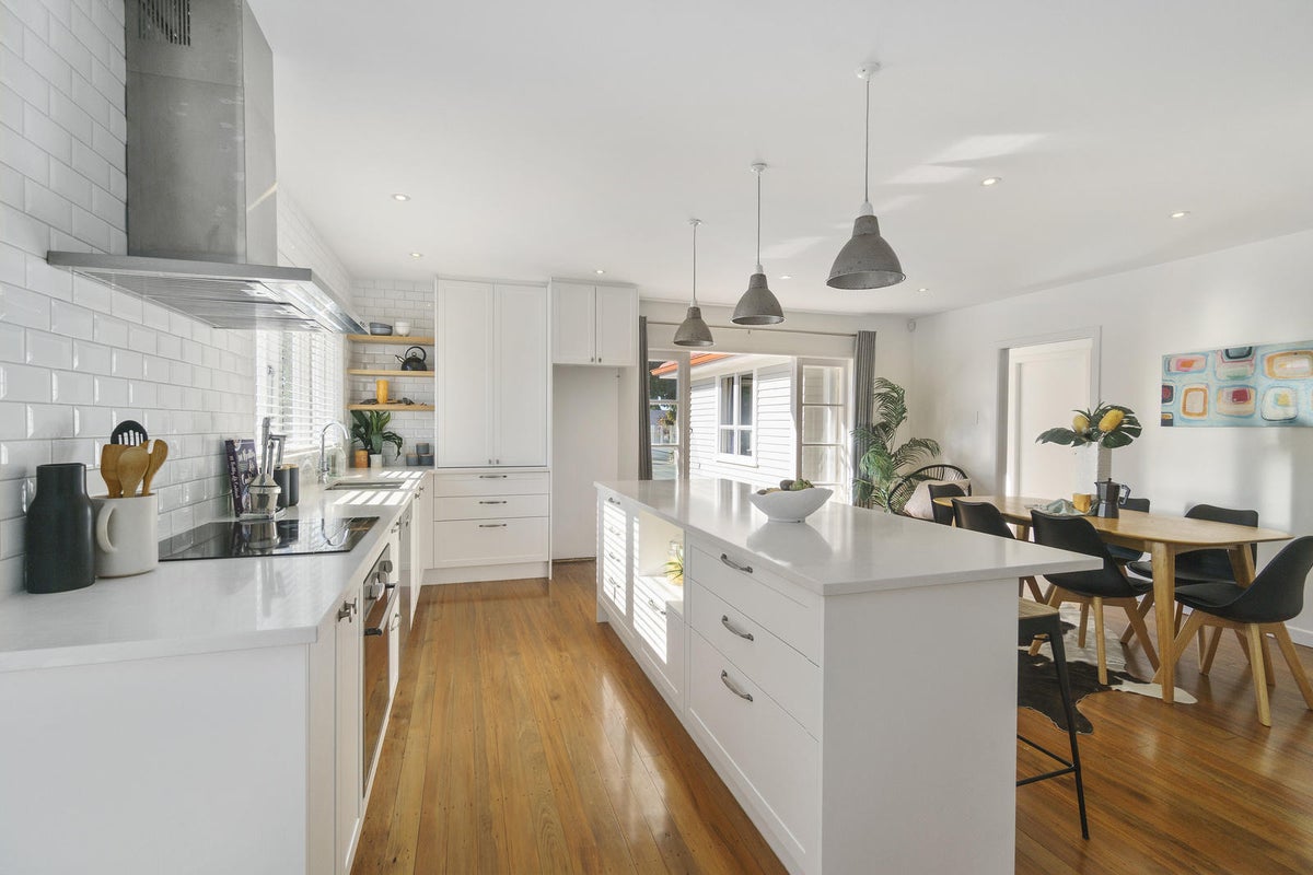 6 Kervil Avenue, Te Atatu Peninsula, Auckland - Carousel 2