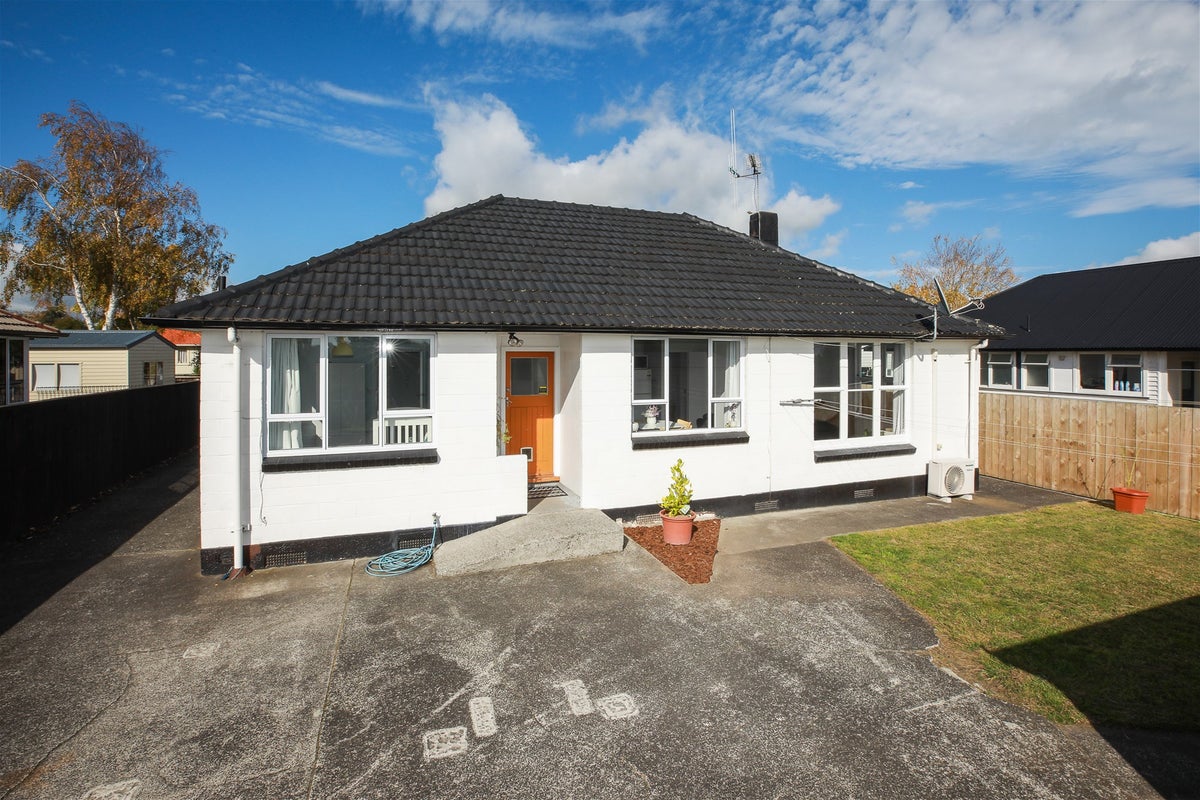 49 Montgomery Crescent, Bader, Hamilton - Carousel 1