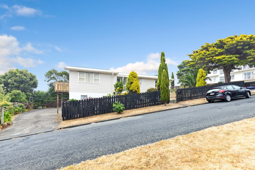 8 Waiwera Crescent, Maupuia, Wellington - Carousel 1