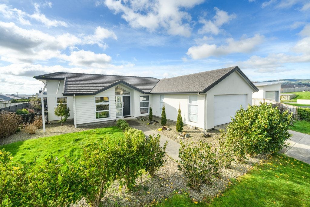175 Pacific Drive, Fitzherbert, Palmerston North - Carousel 1