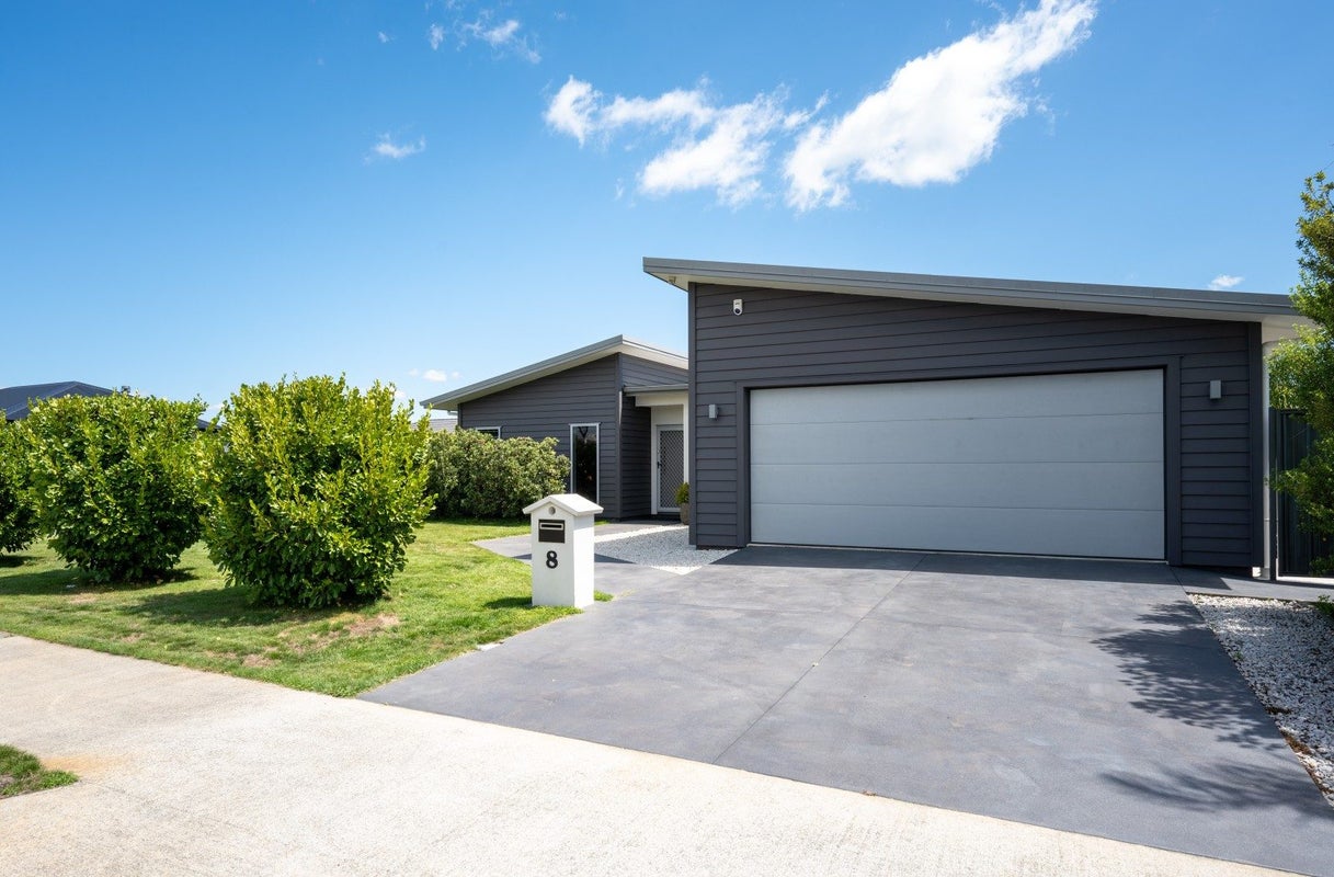 8 McKay Close, Frimley, Hastings - Carousel 1