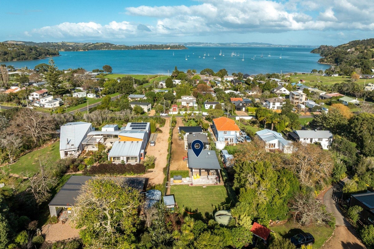 8 Nikau Road, Oneroa, Waiheke Island - Carousel 2