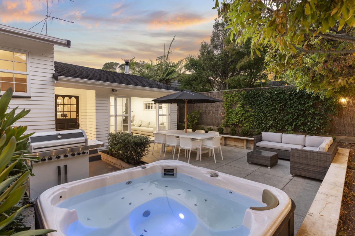 16 Anakiwa Place, Milford, Auckland - Carousel 1