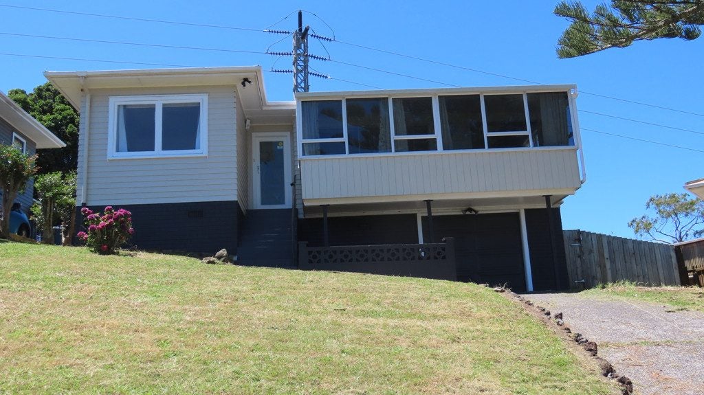 10 Camelot Place, Glenfield, Auckland - Carousel 2