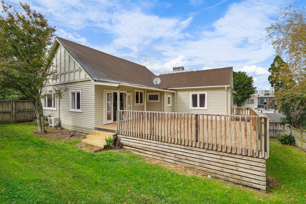 160 Pembroke Street, Hamilton Lake, Hamilton - Carousel 1