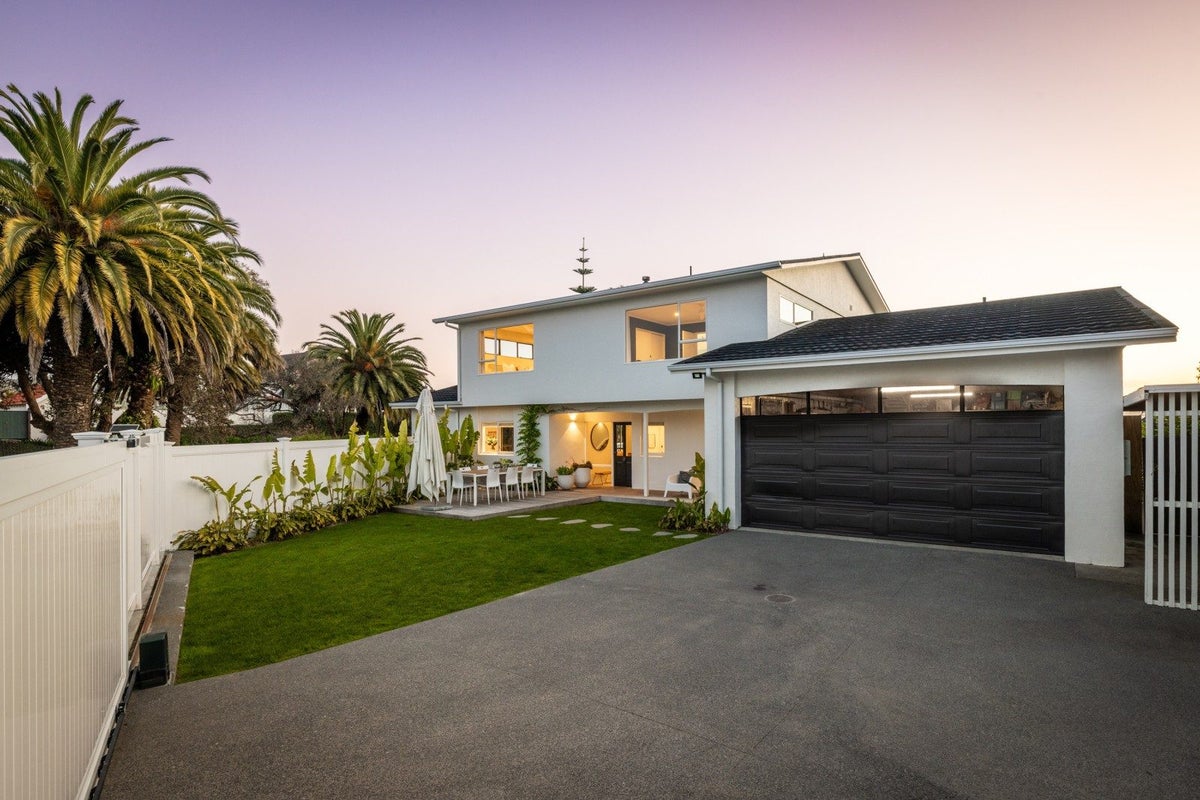 42 Busby Hill, Havelock North, Havelock North - Carousel 1