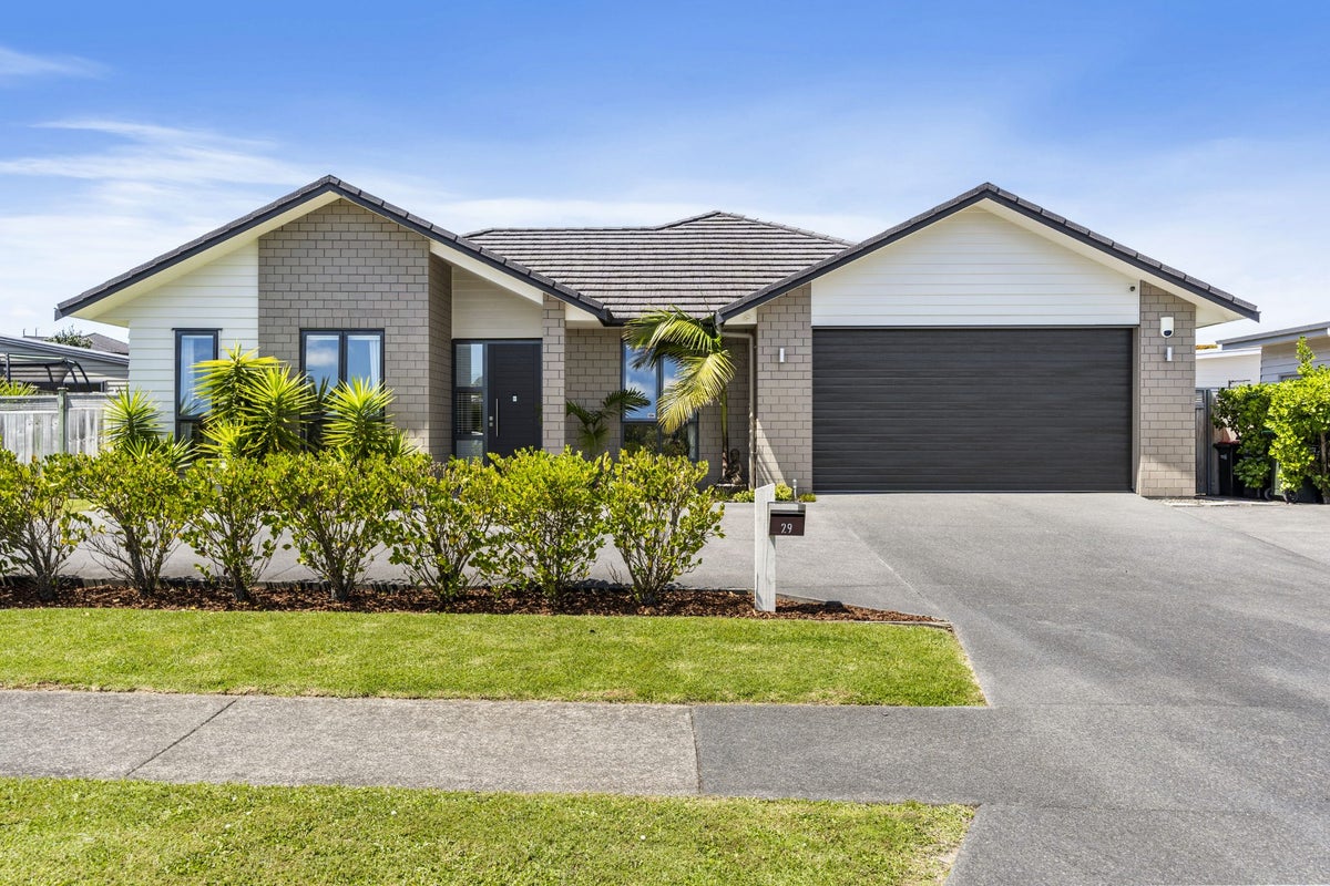 29 Kahawairahi Drive, Beachlands, Auckland - Carousel 1