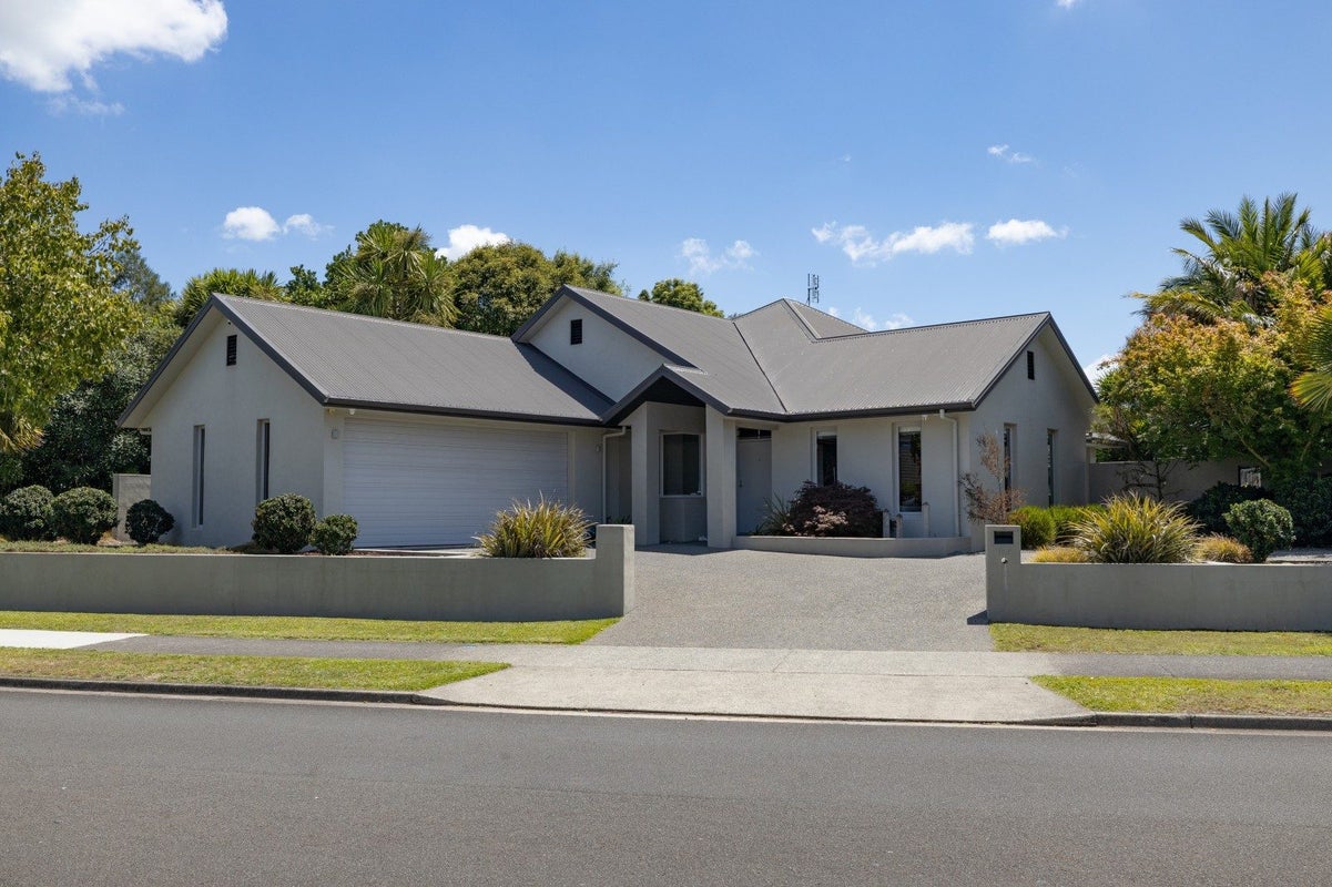 18 Saint James Drive, Huntington, Hamilton - Carousel 1