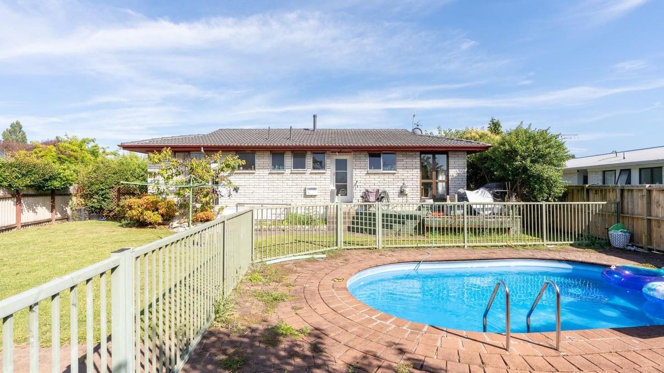 4 Lansdowne Crescent, Glenview, Hamilton - Carousel 1