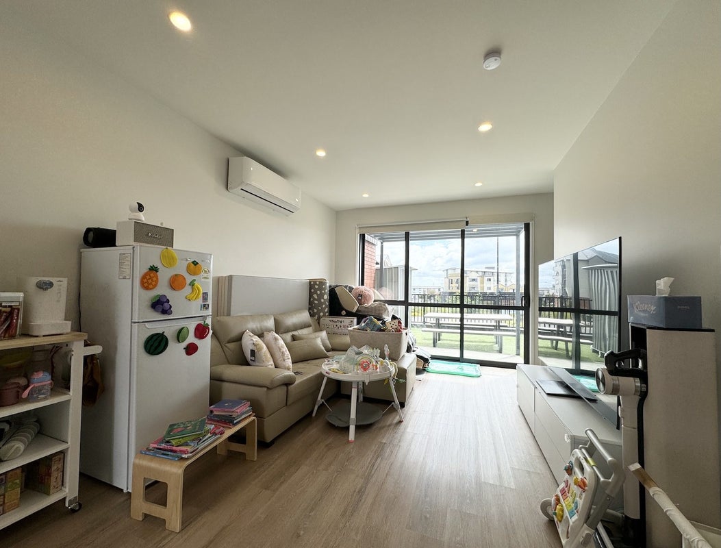 4 Dorothy Thorpe Way, New Lynn, Auckland - Carousel 2