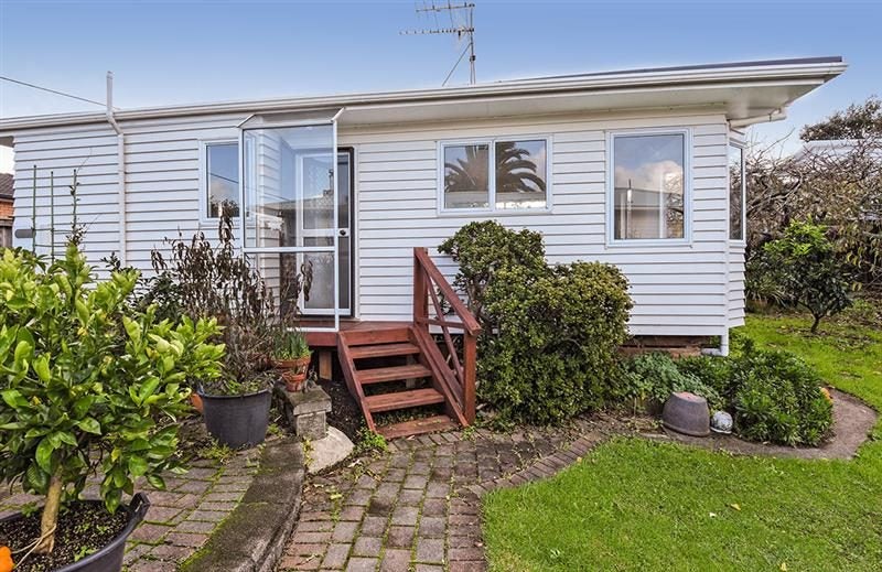 18 Roberts Road, Te Atatu South, Auckland - Carousel 1