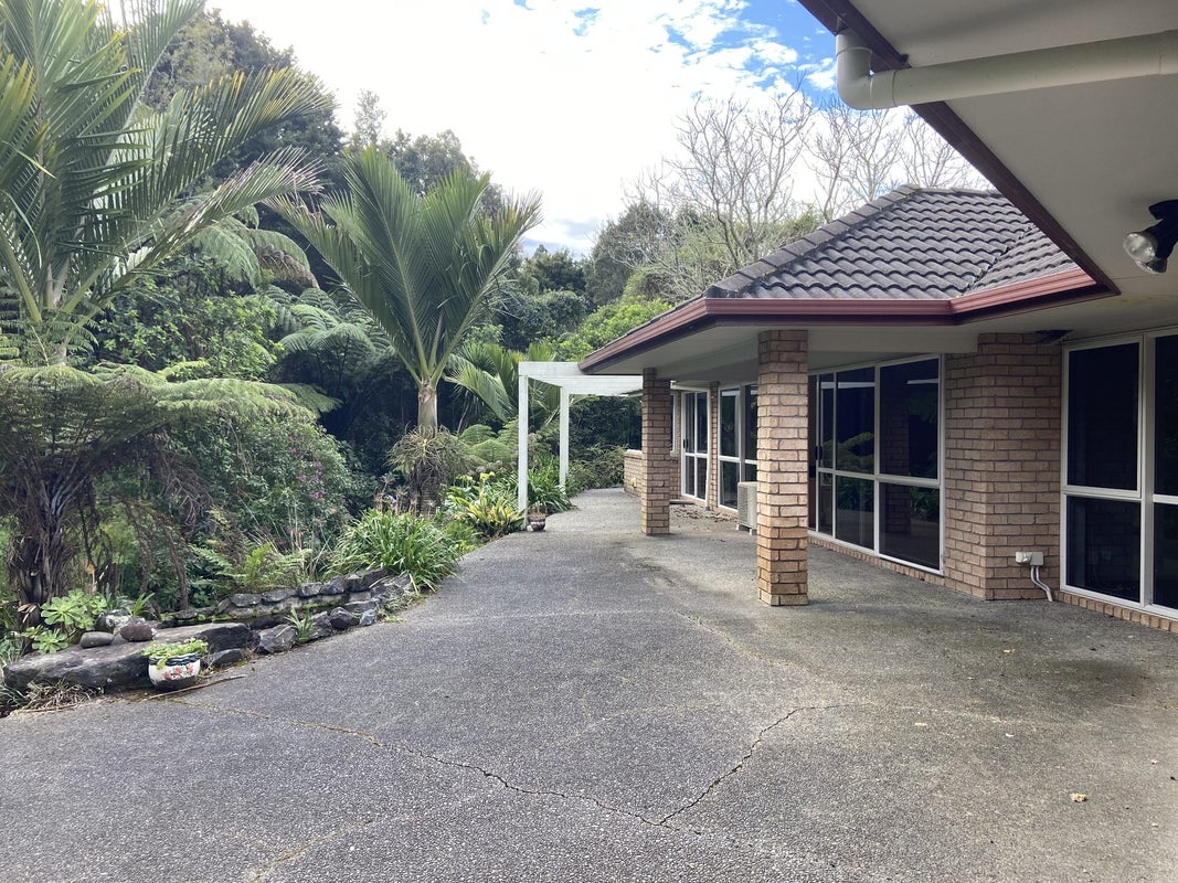 21 Kinnard Lane, Totara Park, Auckland - Carousel 1