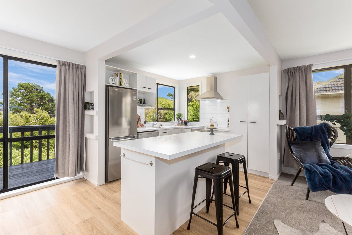 20 Cornwall Crescent, Cannons Creek, Porirua - Carousel 2