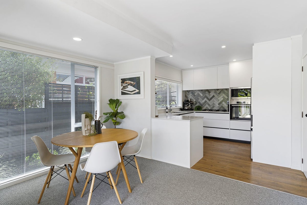2/16 Castleton Drive, Mellons Bay, Auckland - Carousel 2