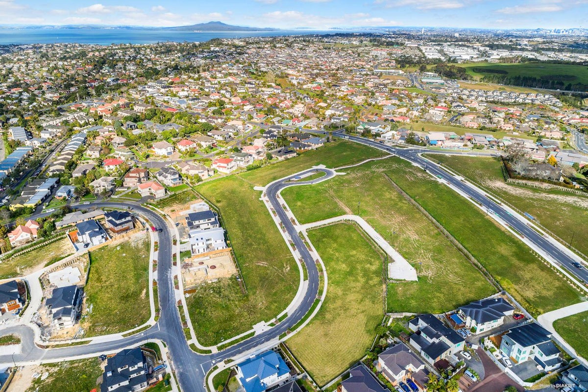 40 Fernhill Way, Oteha, Auckland - Carousel 2