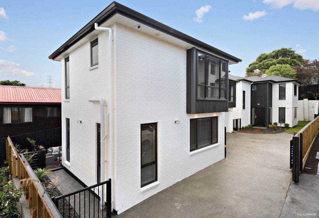 16A Eaton Road, Hillsborough, Auckland - Carousel 17