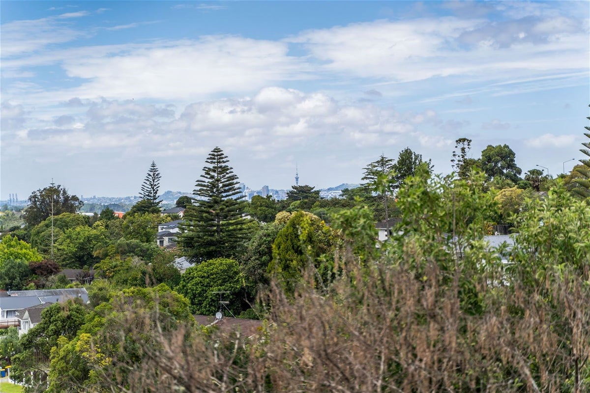 2/16 LAURINA RD, Sunnynook, North Shore City - Carousel 16