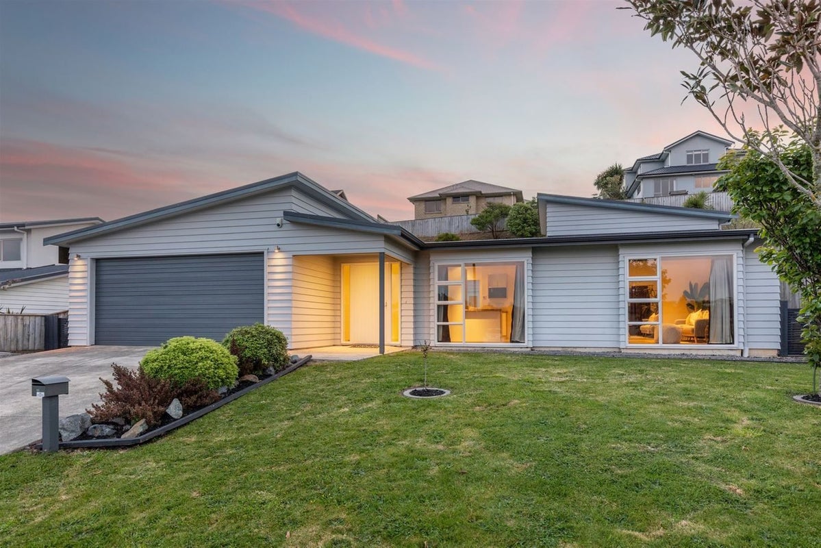 18 Dusky Crescent, Aotea, Porirua - Carousel 1