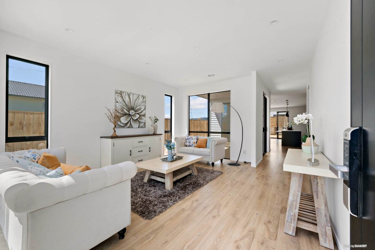 4 Ballyliffin Drive, Flat Bush, Auckland - Carousel 2