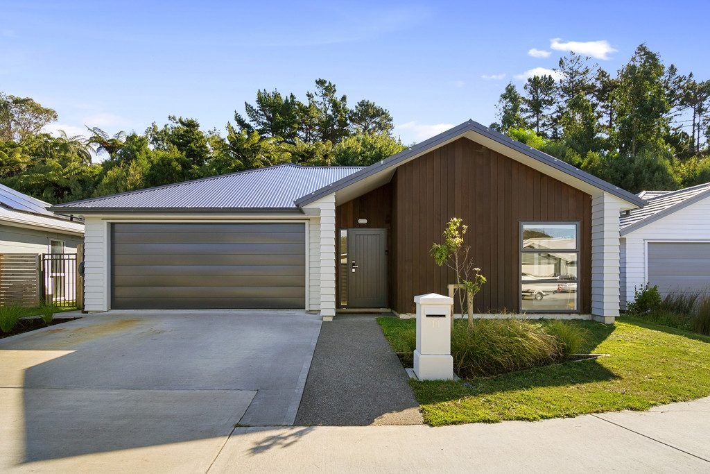 11 Te Awa Rere Grove, Stokes Valley, Lower Hutt - Carousel 1