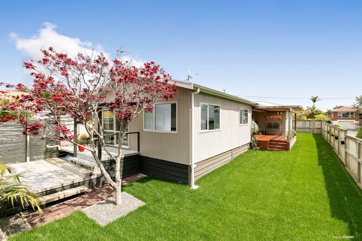 16 Cleve Road, Green Bay, Auckland - Carousel 1