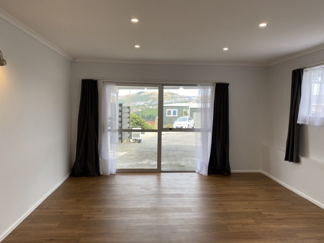 4 Hillview Crescent, Paparangi, Wellington - Carousel 2