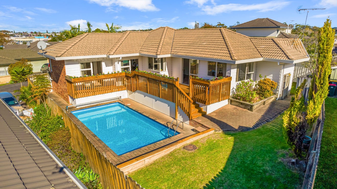 14 Heversham Place, Glendene, Auckland - Carousel 1