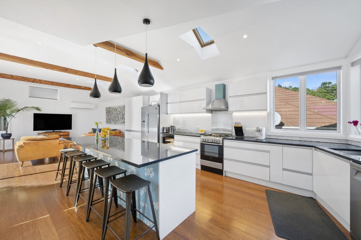 91 Sunshine Avenue, Karori, Wellington - Carousel 2
