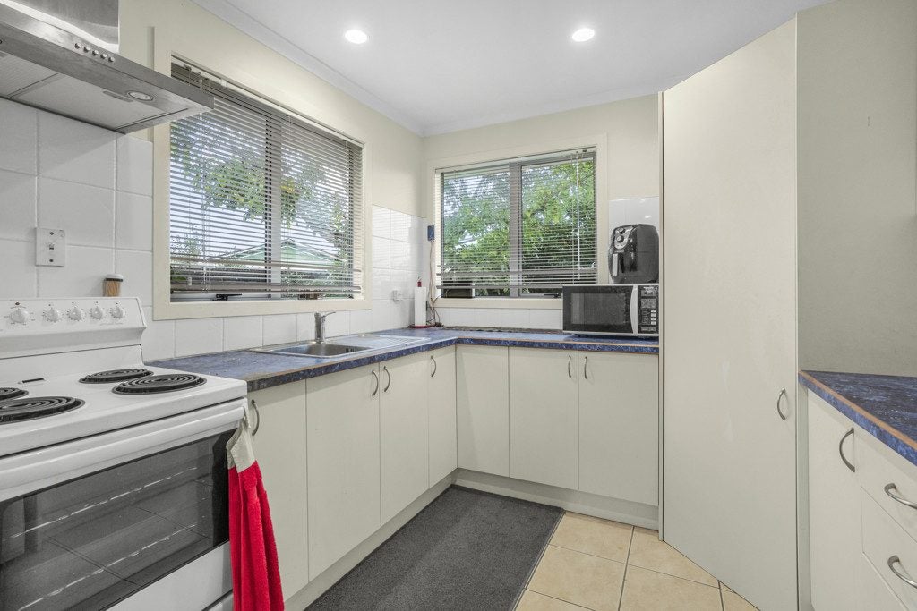 1/11 Topeka Grove, Totara Park, Upper Hutt - Carousel 1
