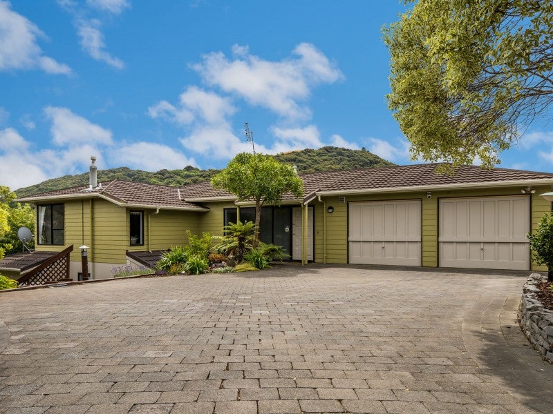31 Observatory Close, Whitby, Porirua - Carousel 1