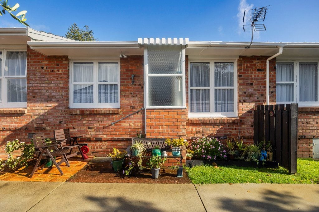 2/10 Walker Road, Point Chevalier, Auckland - Carousel 1