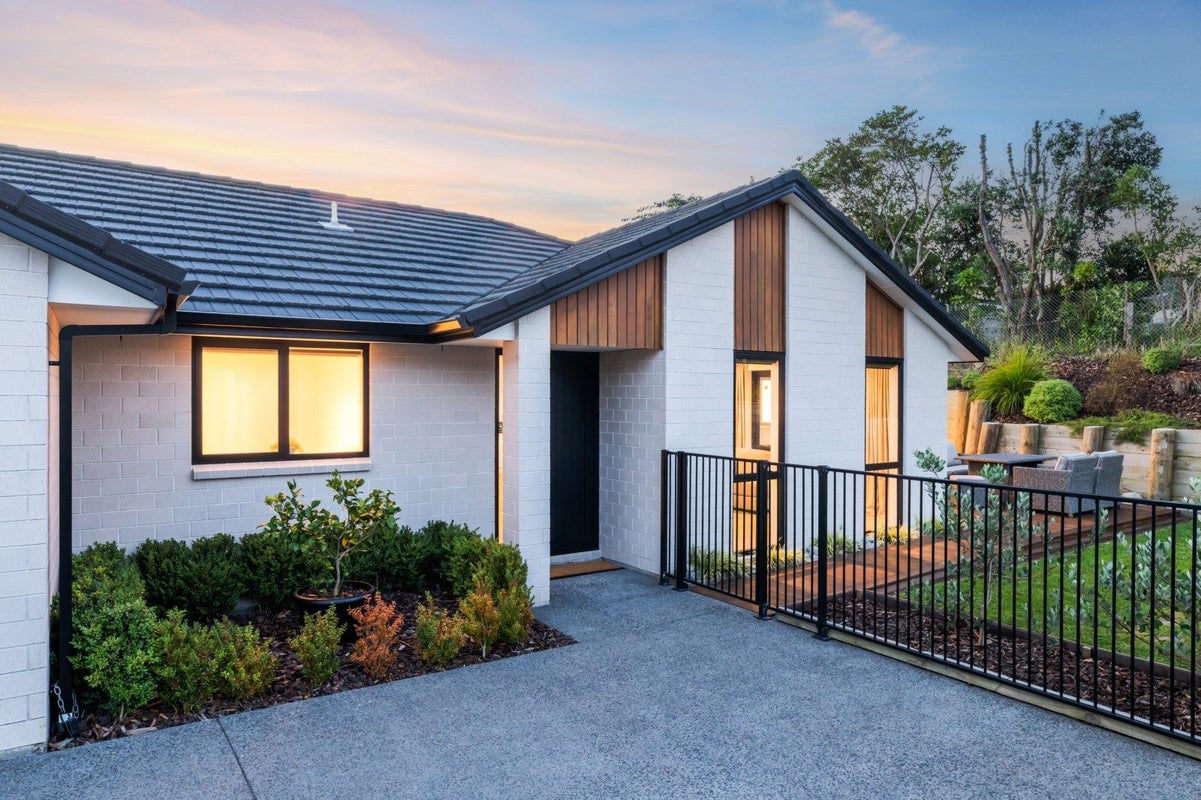 6 Martingale Drive, Whitby, Porirua - Carousel 1