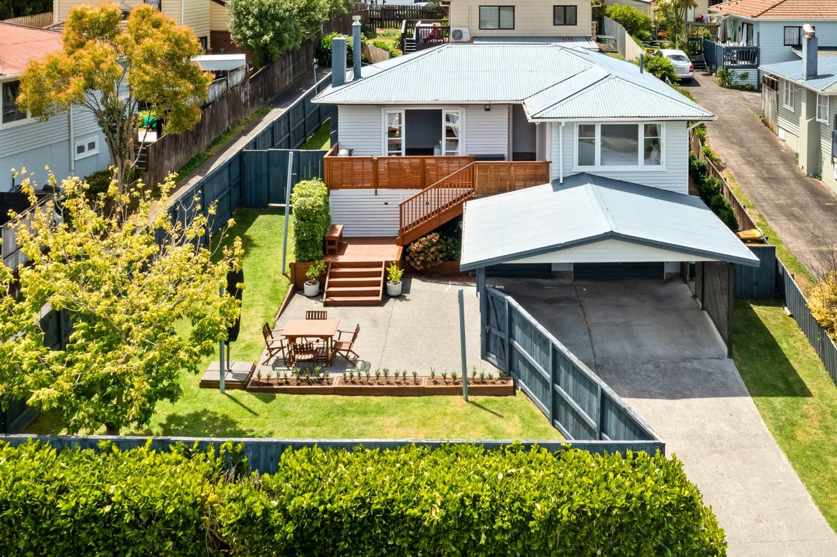 15 Gill Avenue, Te Atatu Peninsula, Auckland - Carousel 1
