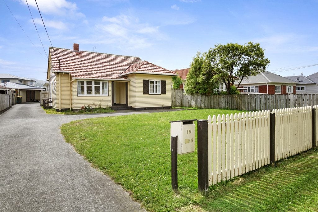 19 Waiwhetu Road, Waiwhetu, Lower Hutt - Carousel 1