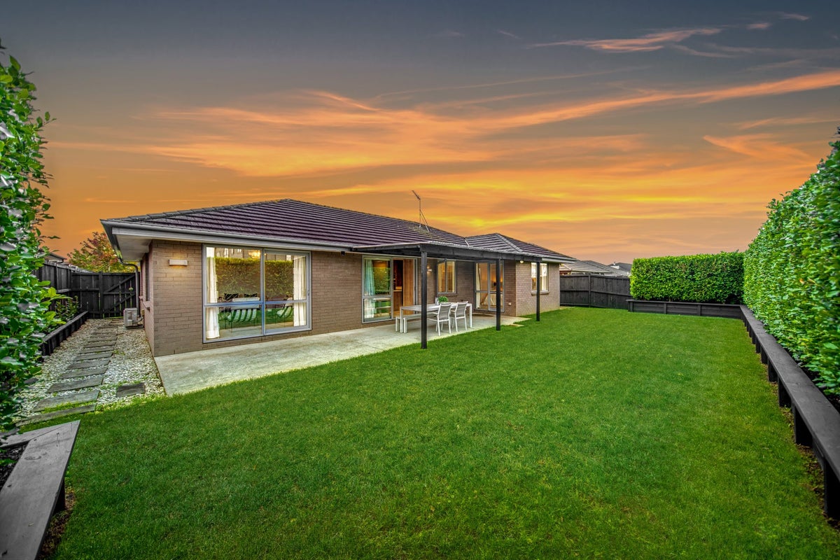 21 Paso Fino Crescent, Karaka, Papakura - Carousel 21