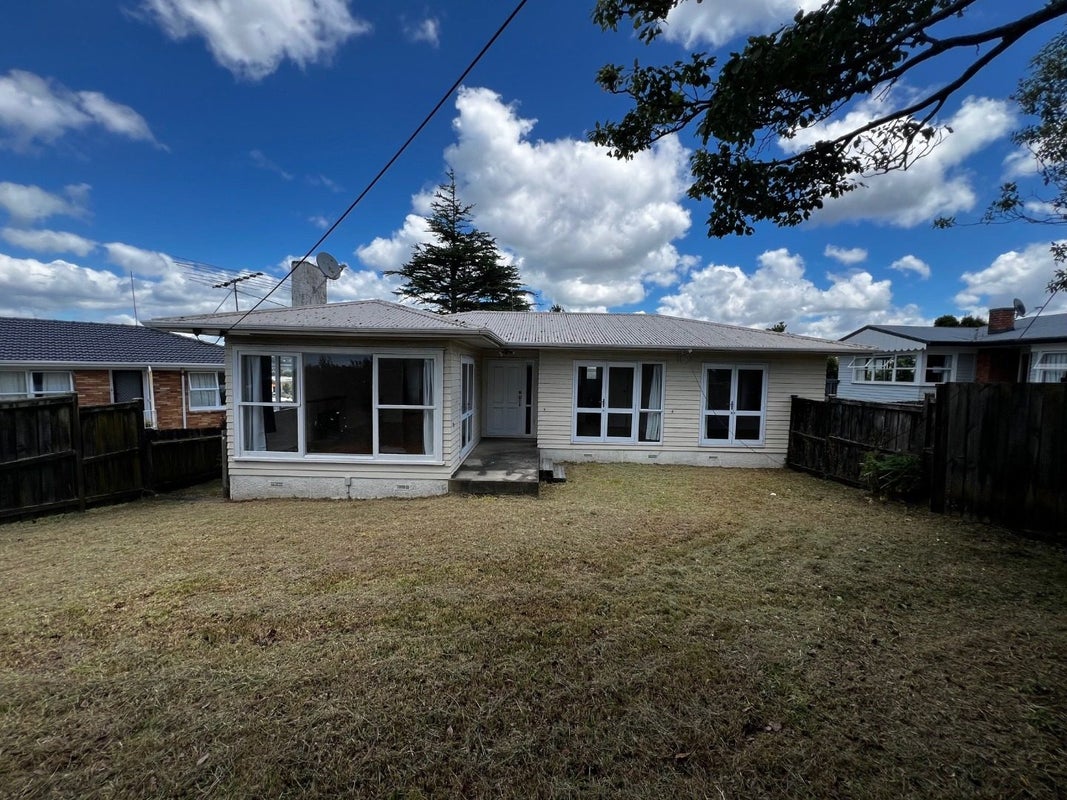 95 Target Road, Totara Vale, Auckland - Carousel 1