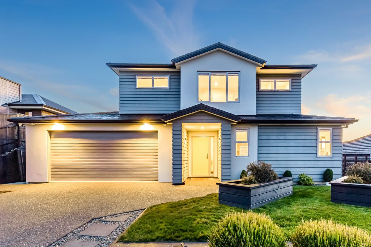 10 Margaret Shields Avenue, Aotea, Porirua - Carousel 1
