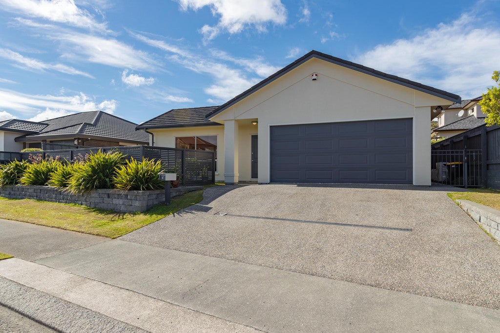 4 Silver Pine Avenue, Woodridge, Wellington - Carousel 2