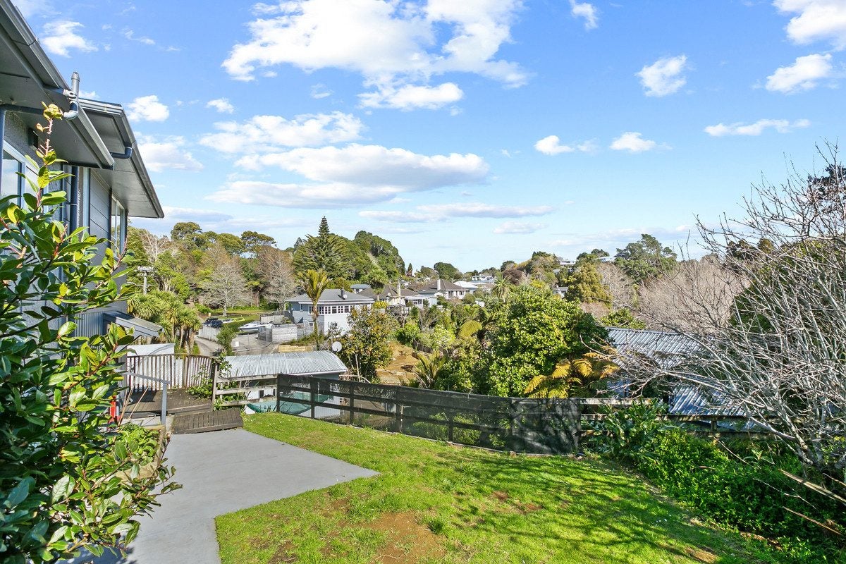 8 Awanui Street, Merrilands, New Plymouth - Carousel 2